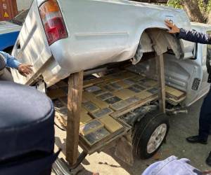Bajo la cabina de un vehículo tipo pickup trataban de transportar 82 paquetes rectangulares, con un peso aproximado de un kilo cada uno, de supuesta cocaína.