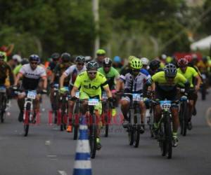 Una gran cantidad de ciclistas no compiten precísamente para ganar su categoría, sino para mejorar su tiempo de carrera. Foto: Archivo EL HERALDO.