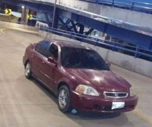 La víctima quedó en el asiento de atrás de este vehículo abandonado en el Puente El Prado, foto: Alejandro Amador/El Heraldo.