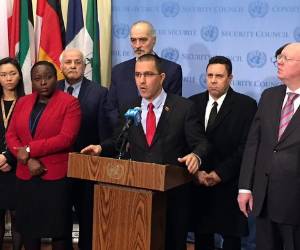 Arreaza hizo referencia asimismo a los recientes movimientos de tropas estadounidenses en el Caribe denunciados por Cuba, y acusó al gobierno de Trump de 'estar jugando a un nuevo tipo de guerra psicológica'. Foto: AFP