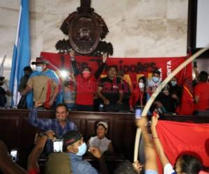 Con pancartas y banderas simpatizantes de Libre tuvieron libre acceso al hemiciclo. Foto: Emilio Flores/EL HERALDO.