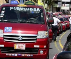 Los taxistas han mantenido una presión intensa sobre el gobierno para que frene la operación de Uber.
