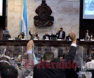 Los diputados dejaron atrás las sesiones virtuales, pero a la hora de votar recurren a una arcaica y poco transparente manera que no refleja desacuerdos ni abstenciones.