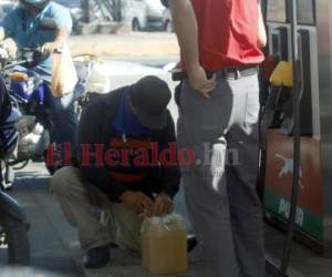 Los precios de las gasolinas han presentado bajas en las últimas semanas. Foto: Alejandro Amador/EL HERALDO.