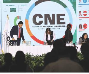 Tras cumplirse más de doce horas luego de la transmisión, la presidenta del CNE informó que se concluyó con la TREP.