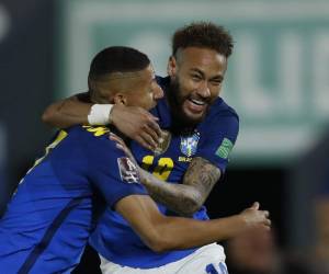 Neymar festeja con Richarlison, su compañero de la selección de Brasil, luego de marcar ante Paraguay en un partido de las eliminatorias al Mundial. Foto:AP