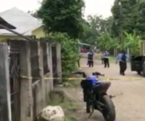 Agentes de la Policía Nacional acordonaron la escena donde ocurrió la emboscada.