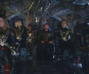 Esta imagen publicada por Disney muestra, desde la izquierda, a Brie Larson, Scarlett Johansson, Don Cheadle, Chris Hemsworth, Chris Evans y el personaje Rocket, con la voz de Bradley Cooper, en una escena de Avengers: Endgame. (Disney / Marvel Studios vía AP).