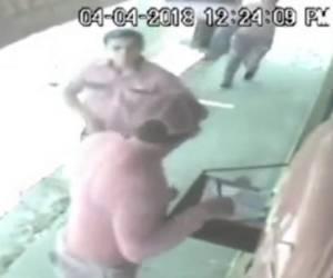 El video muestra el momento en que los malhechores asaltan a un vendedor en San Pedro Sula.