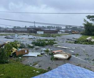 Esta fotografía proporcionada por Alicia Jossey muestra escombros regados en una calle de East Brewton, Alabama, el sábado 19 de junio de 2021. (Alicia Jossey vía AP).