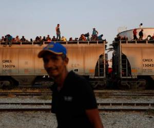Aunque decenas de puntos de revisión migratorios y policiales se extienden a lo largo de las carreteras, muchos migrantes ya consideran que la forma más segura, aunque riesgosa, para llegar a la frontera con Estados Unidos es en el tren. Foto: AP