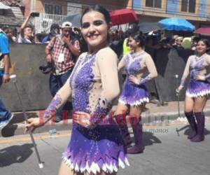 Las estudiantes lucieron radiantes y sonrientes en los desfiles patrios. Foto Alejandro Amador| EL HERALDO