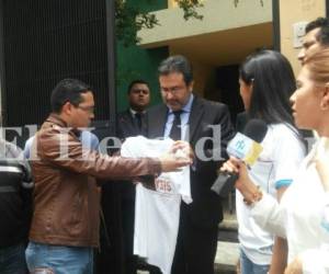 Ariel Varela le entregó una camiseta al líder de la Maccih, Juan Jiménez Mayor, quien recibió a los 'indignados' en las afueras de la sede de la OEA, foto: El Heraldo.