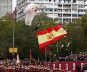 Durante el desfile que conmemora el Día de la Hispanidad que se celebra en España, un paracaidista chocó contra una lámpara al intentar tomar tierra lo que provocó terror y miles de memes tras el accidente. Foto: Reuters.