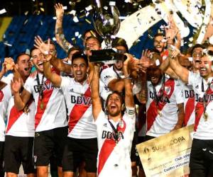 Leonardo Ponzio de River Plate levanta el trofeo de la Supercopa Argentina 2018 después de derrotar a Boca Juniors en el partido de fútbol final en el estadio Malvinas Argentinas en Mendoza. (AFP)