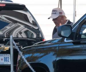 En el viaje desde la Casa Blanca a Sterling, Trump pudo ver a los estadounidenses agitando carteles hostiles mientras pasaba su caravana.