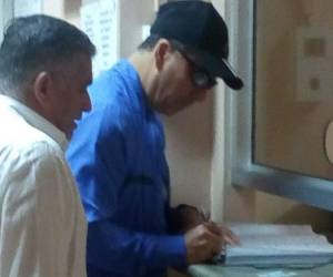 Elvin Santos mientras firmaba en los juzgados capitalinos.