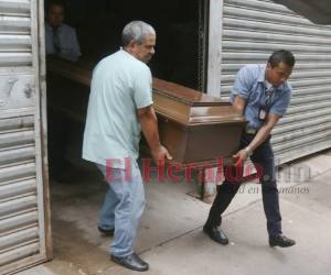 Instante en que retiraban el cuerpo de la morgue, en la capital.