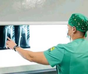 Elmer Castro, el delivery de 20 años de edad, que fue herido por Juan Carlos Urbina Rosales, conocido como El Burro durante un asalto el pasado viernes -31 de octubre- en la ciudad de San Pedro Sula, brindó su testimonio tras haber permanecido con una bala en su cuerpo por más de 24 horas.