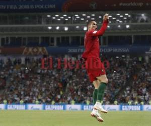 Con su típica celebración, Cristiano Ronaldo marcó tres goles a la selección de España. Foto:AFP