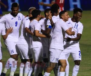 Los jugadores hondureños felicitando a Emilio Izaguirre tras su anotación al minuto 5 ante Puerto Rico. (Foto: Ronal Aceituno / EL HERALDO)