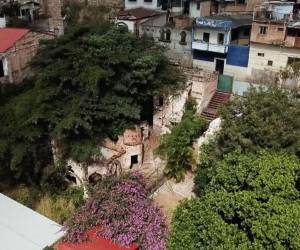 Vecinos de La Leona buscan recuperar el Castillo Bellucci y convertir sus ruinas en un espacio para preservar la historia y cultura capitalina.