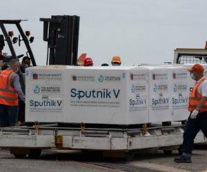 Imagen de referencia de la vacuna rusa llegando a una aduana. Foto: AFP