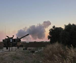 Los soldados israelíes disparan un obús autopropulsado de 155 mm hacia la Franja de Gaza desde su posición a lo largo de la frontera. Foto:AFP