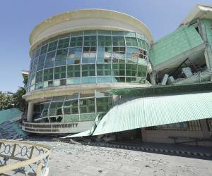 Tras cancelar la alerta de tsunami, luego del terremoto de magnitud 7,8 que azotó esta mañana la isla de Mindanao, en el sur de Filipinas, y que deja decenas de fallecidos, los daños en la infraestructura de la isla es total. Aquí las imágenes de los edificios que colapsaron.