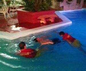 El joven se encontraba en una piscina de un hotel.