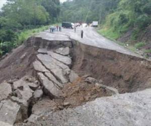 Las lluvias habrían el hundimiento de la carretera en la zona occidental del país.