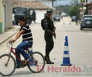 Los talangueños hacen sus actividades diarias con normalidad, pero mantienen cierto grado de temor. Los militares también tienen retenes en puntos estratégicos de la ciudad. Fotos Emilio Flores / EL HERALDO