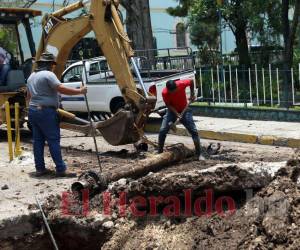 Las cuadrillas de la UMAPS realizaron trabajos de reparación de tuberías en la 15 calle de Comayagüela.