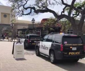 La policía local acudió rápidamente al llamado de emergencia tras el tiroteo registrado en un Mall de California. (Foto: Captura video)