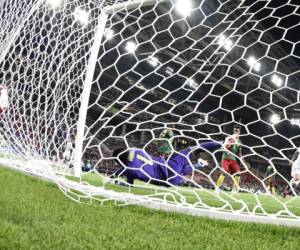 Arturo Vidal marca uno de los goles que le dieron el triunfo 2-0 a Chile sobre Camerún en la Copa Confederaciones. Foto: Agencia AFP.