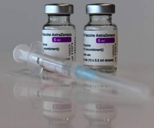 El organismo no excluyó 'definitivamente' que haya un vínculo entre la vacuna del laboratorio anglosueco AstraZeneca y trastornos de coagulación poco comunes. Foto:AFP