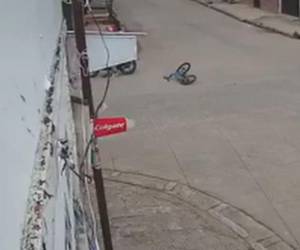 Momento en que el menor es impactado por un vehículo en la avenida Monseñor Fiallos, en Comayagüela.