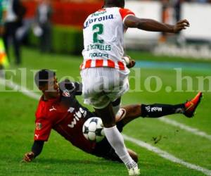 Brayan Beckeles jugando en el estadio Jalisco ante Atlas el sábado por la noche. Foto: Agencia AFP.