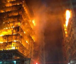 Dos edificios en llamas en Sao Paulo, Brasil. Foto cortesía Twitter| BombeirosPMESP