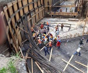 Varilla y madera les cayó sobre sus cuerpos a los obreros de la construcción.