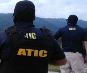 Miembros de la Agencia Técnica de Investigación Criminal (Atic) inspeccionan un sector de la capital.