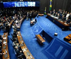 Analistas sostienen que Rousseff se metió en problemas por sus bruscas formas. Foto: AFP