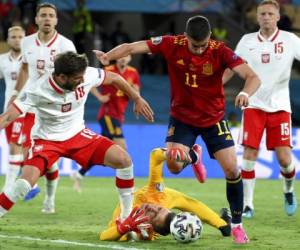 El defensor polaco Bartosz Bereszynski, el portero polaco Wojciech Szczesny y el español Ferrán Torres disputan el balón durante el partido entre España y Polonia por el Grupo E de la Eurocopa en Sevilla, España, sábado 19 de junio de 2021. (Lluis Gene/Pool via AP)