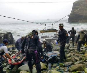 Los últimos cadáveres rescatados fueron el de un niño de cuatro años que viajaba con su padre. Ambos fueron colocados en una camilla que ascendió 250 metros hasta llegar a la vía.