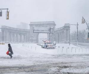 La tormenta que está afectando a Nueva York entraría en el quinto puesto de las nevadas más intensas desde que se tienen registros en Nueva York, cuyo récord absoluto es de 27,5 pulgadas (69,8 cm), establecido en enero de 2016. Aquí las imágenes de la nevada.