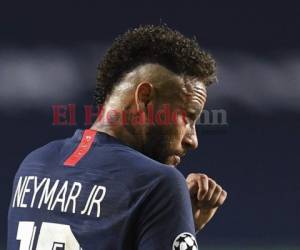 El atacante brasileño Neymar reacciona tras el gol de Kingsley Coman del Bayern Múnich en la final de la Liga de Campeones, el 23 de agosto de 2020, en Lisboa. (David Ramos/Pool vía AP).