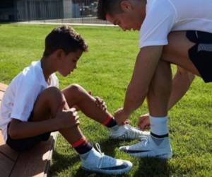 Ronaldo junto a su hijo mayor, ambos suelen compartir mucho tiempo juntos. Fotos: Instagram cristiano.