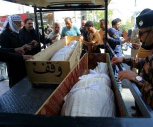 Familiares y amigos se preparan para enterrar a las víctimas de un incendio en un hospital, en Najaf, Irak. Foto: AP.