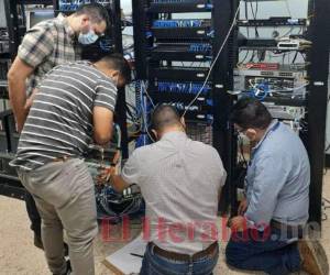 Los fiscales de la UNAF inspeccionaron el equipo informático que fue adquirido por los exfuncionarios del IHSS entre 2010 y 2014. Foto: El Heraldo