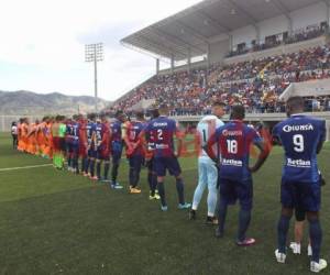 La diferencia de Motagua jugando en Choluteca, a estadio lleno, y en casa, con algunos pocos aficionados en las gradas. En promedio, al Estadio Nacional solo llegan 2,500 aficionados. (Foto: EL HERALDO)